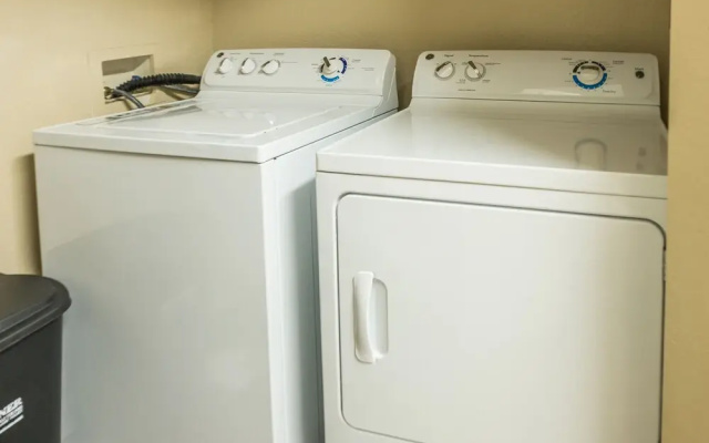 1 BR and 2 BR Jacksonville Beach Apt with Parking by Frontdesk