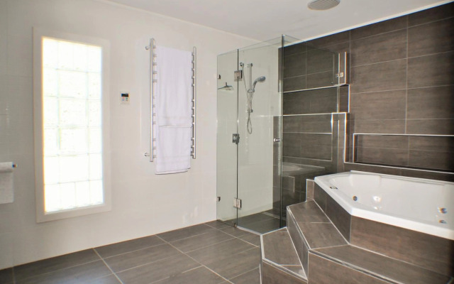 LUXURIOUS Couples Escape, SPA BATH, Netflix, NBN