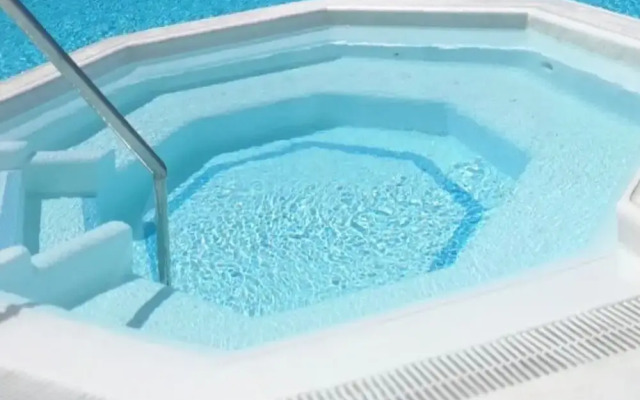 Spacious Apartment With Jacuzzi and Pool Access