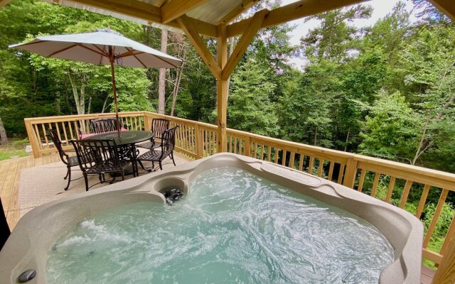 Foxes' Den Cabin with Private Hot Tub and Arcade Game by RedAwning