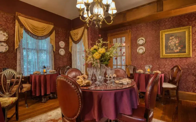 Cedar House Inn