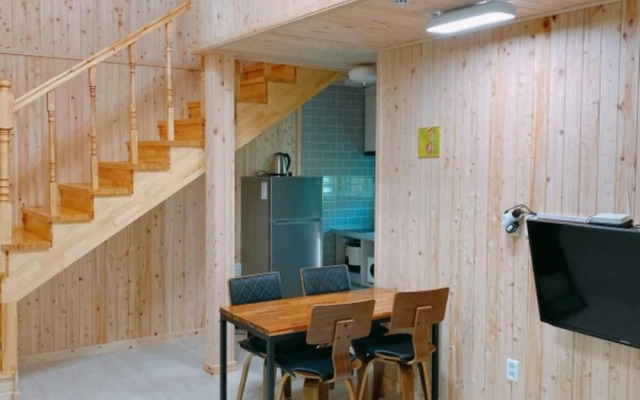 Yeosu Banditbul Hwangto Pension