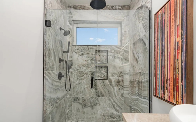 High Note-2 Rooftop Decks-3 Mins to Broadway