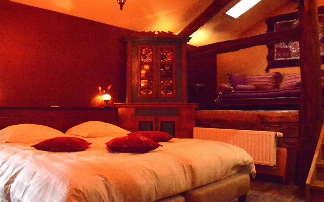 Charming Holiday Home In Bièvre With Sauna