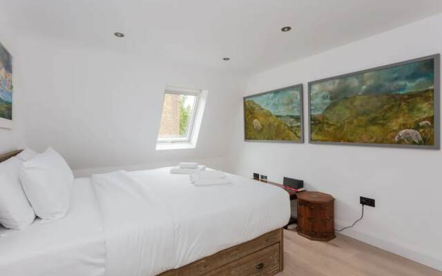 Contemporary 2 Bedroom House in Vibrant Shepherds Bush