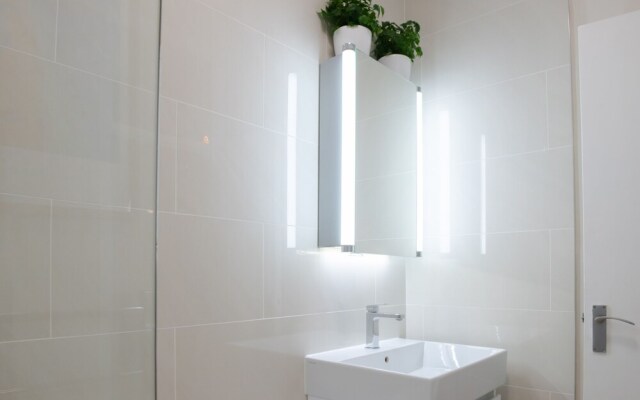 Bright Two Bedroom Ground Floor Apartment