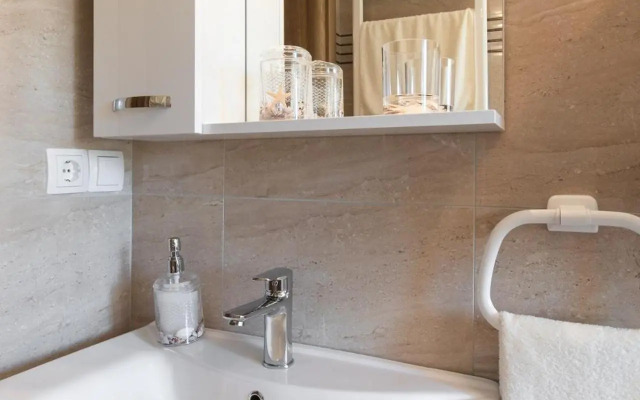 Apartment Doris, Nenadici