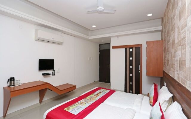 OYO 10263 Hotel Grand Nishat