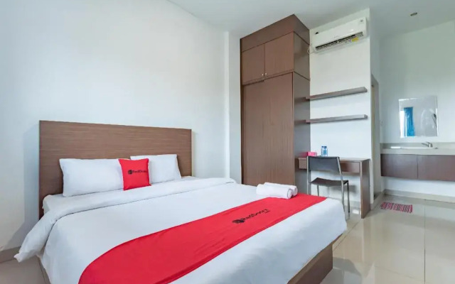 RedDoorz Plus Near Kepri Mall