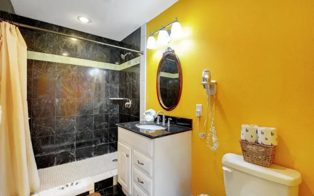 Las Vegas Elegance! Pool Table & Sparkling Pool! 3 Bedroom Home by RedAwning