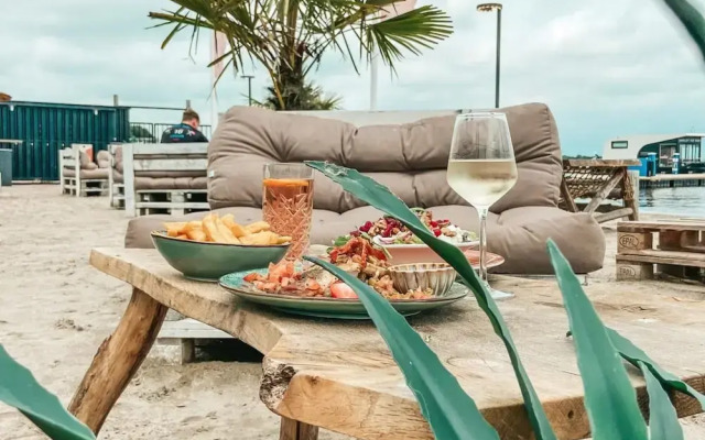 Houseboat Sneekermeer With Garden and Views