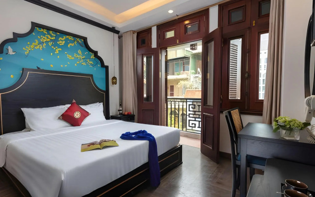 Queen Light Hotel