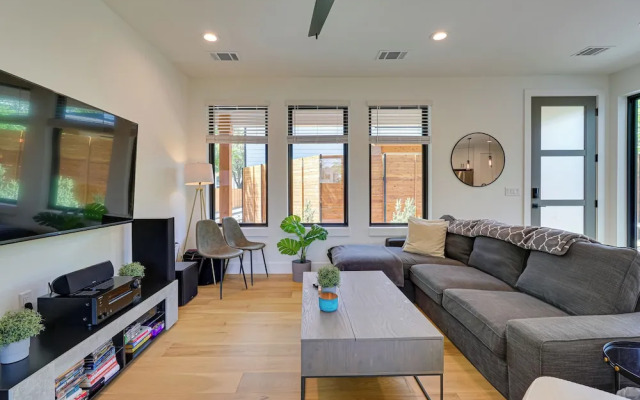 Chic Austin House w/ Spacious Backyard & Hammock