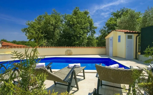 Lovely Apartment in Kaštel With Swimming Pool