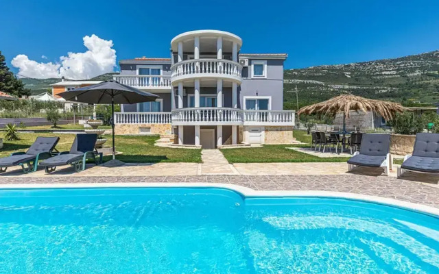 Exquisite Spacious Villa Bufaline With Pool and Gym