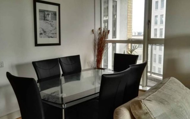 Modern 2 Bedroom Apartment With Balcony in Canary Wharf