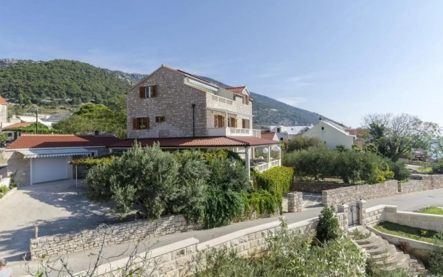 Studio apartment Lemar - parking and barbecue: SA3 Bol, Island Brac