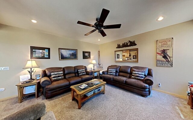 Spacious 2 Bedroom Condo Great For Friends and Families! Free Village Gondola Ride! by RedAwning