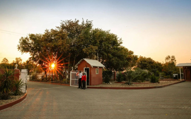 Mokoro Lodge