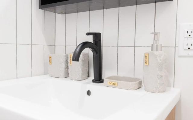 323-2 Specious 2BR Williamsburg