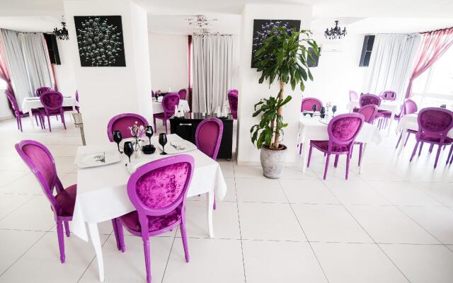Alex & George Boutique Hotel