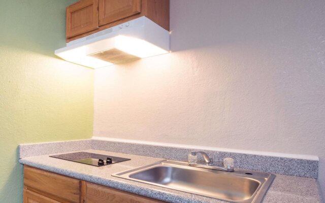 Executive Inn and Kitchenette Suites