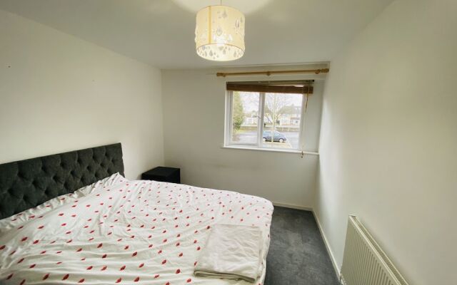 Nice 3-Bed Apartment Close to Heathrow