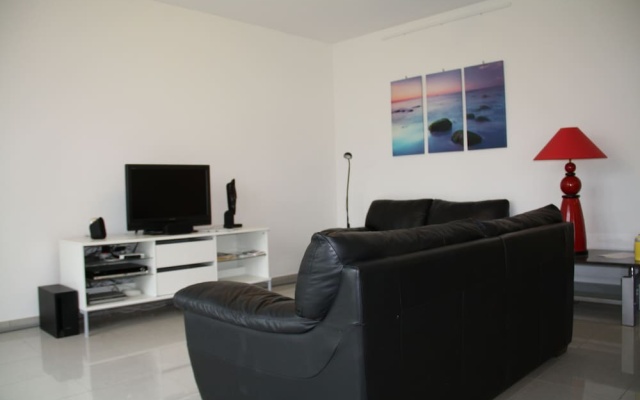 Indoor Swimming Pool, Sauna, Fitness, Private Gardens, Spacious Modern Apartment – Guest Rooms – Lugano