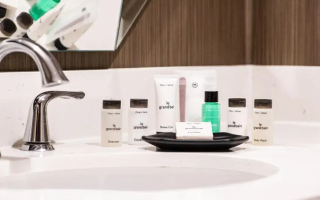 Sheraton Milwaukee Brookfield Hotel