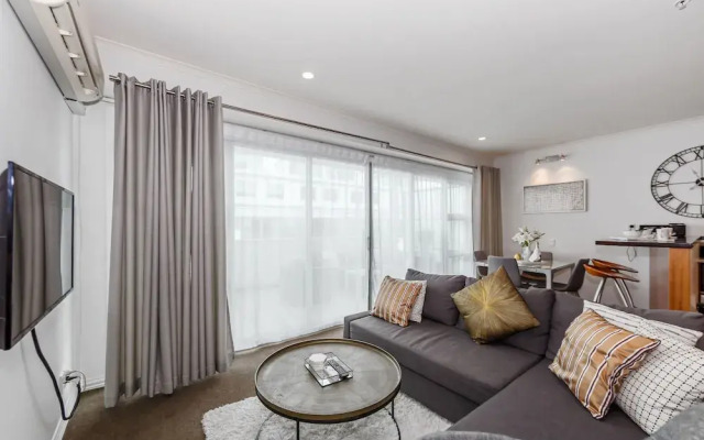Premium 1BR Apartment at Princes Wharf