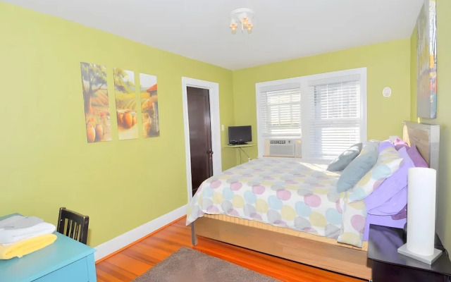 Aunt Beas Bungalow - Right in Town!