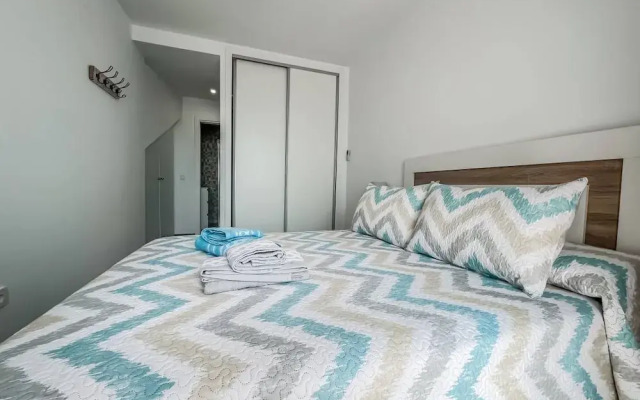 Modern Two Bedroom Apartment With Pool