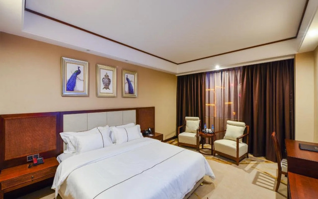 Yingjiang River Bian Chui Hotel