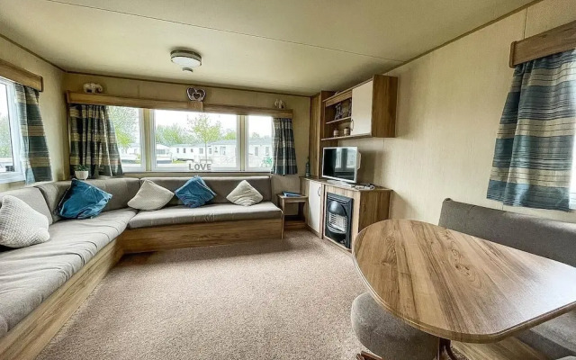 Caravansleeps8-hottub-fireplace-garden-patio