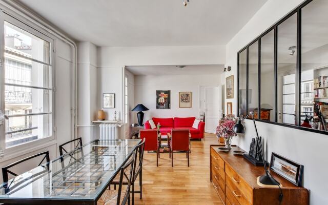 Design apartment with terrace by Weekome