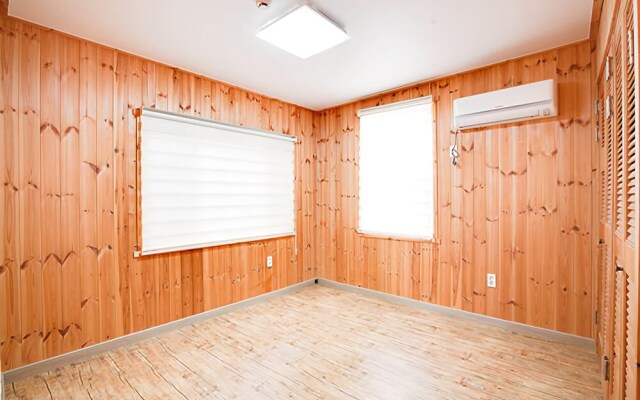 Jejuwild Rose South Village Pension