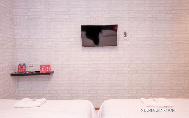 ZEN Rooms B Walk Batu