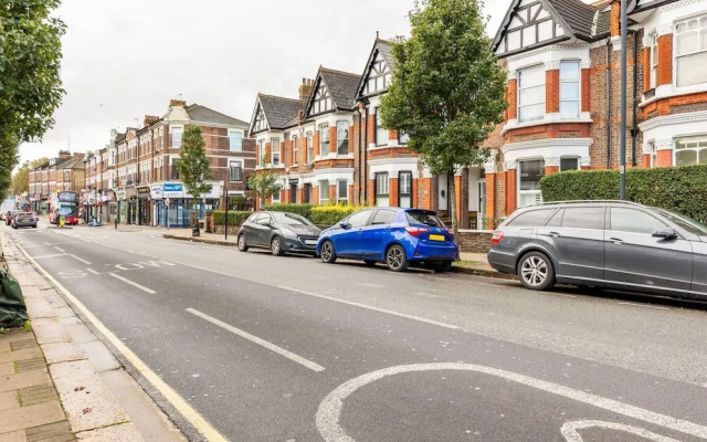 Charming 3-bed Apartment in London