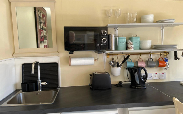 The Cosy Cabin by the shore