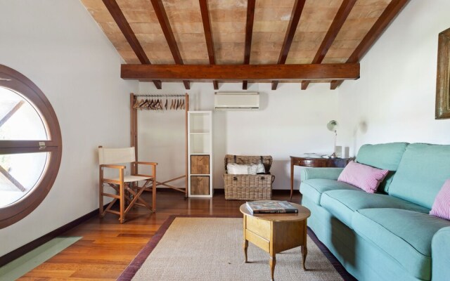 Waterfront Mansion in Rome near Lake