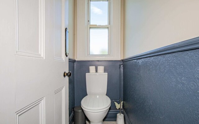 Charming 3BD Oasis 3 Min Walk From Beach Front!