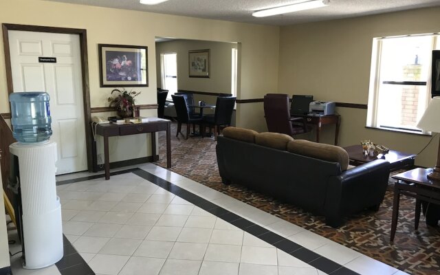 Clairmont Inn & Suites Warren