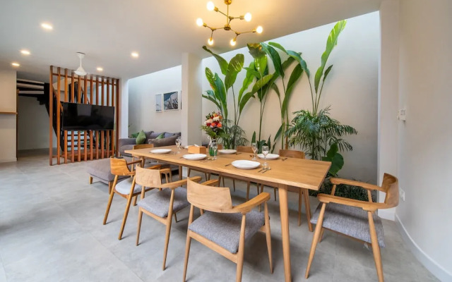 4BR Luxury Modern Contemporary Villa in Canggu