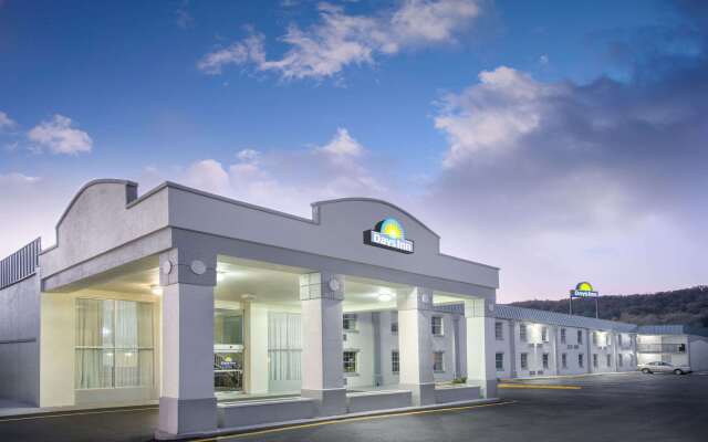 Days Inn by Wyndham Roanoke Near I-81