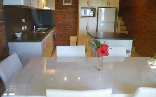 Pacific Heights Holiday Apartments and Munn’s Tower House