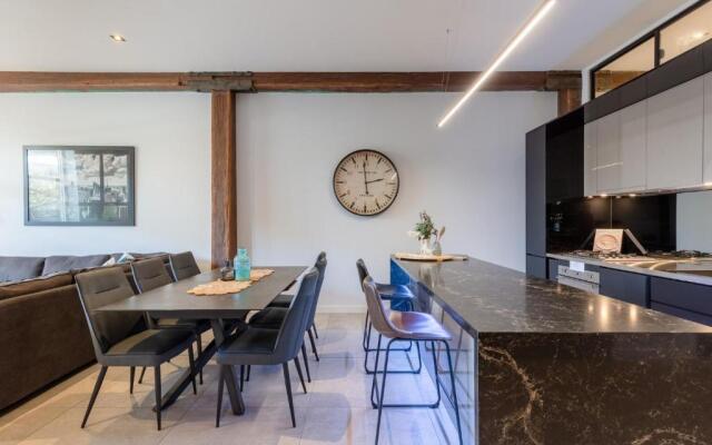 Luxury 3 brm 2 bath Woolstore apt with Courtyard