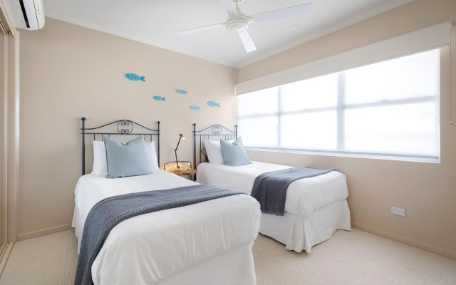 Unit 9 Fantastic Holiday Apartment in Sunshine Beach Stunning Views Opposite Beach Access – Guest Rooms – Sunshine Beach