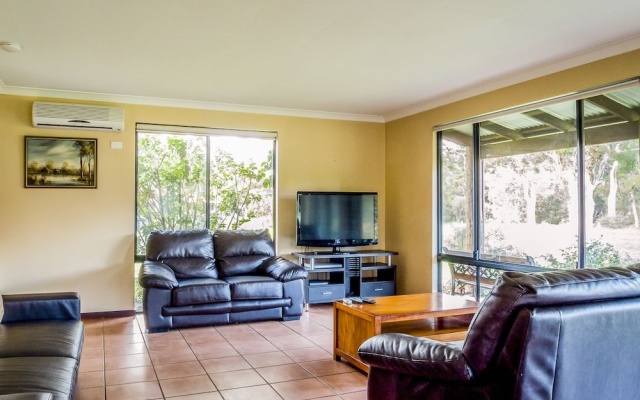 Dunsborough Rail Carriages & Farm Cottages – Guest Rooms – Yallingup Siding
