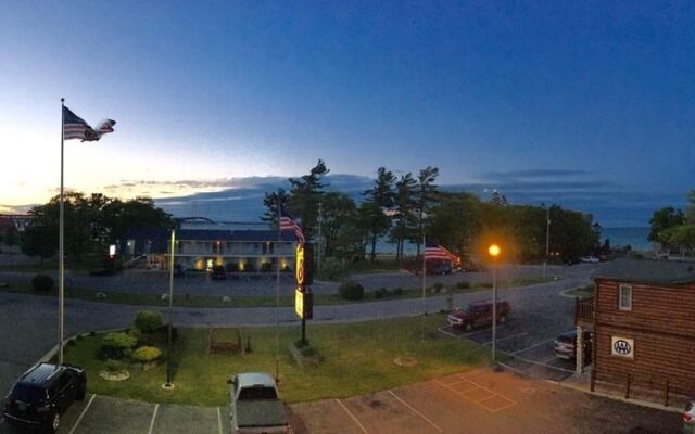 Super 8 Mackinaw City/Bridgeview Area