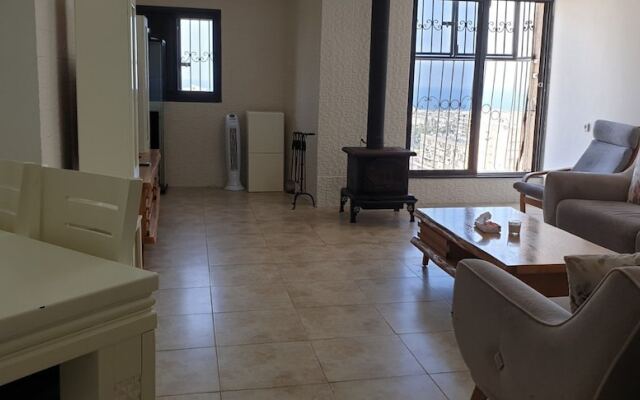 Roomy Apt. w Seaview Fireplace & Netflix